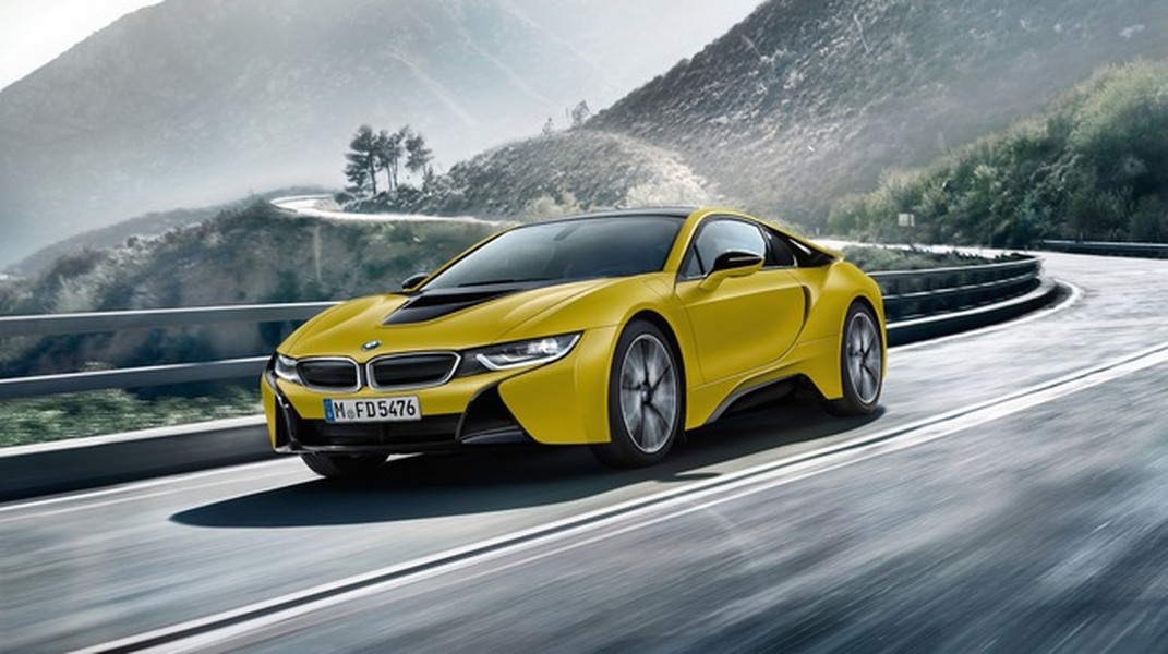 Tại triển lãm Geneva sắp sửa diễn ra vào tháng 3/2017, hãng xe BMW sẽ cho ra mắt cặp đôi phiên bản đặc biệt mới của dòng xe hybrid thể thao hạng sang -  siêu xe BMW i8. Hai mẫu xe này sẽ mang cái tên Protonic Frozen Black Edition và Protonic Frozen Yellow Edition. 